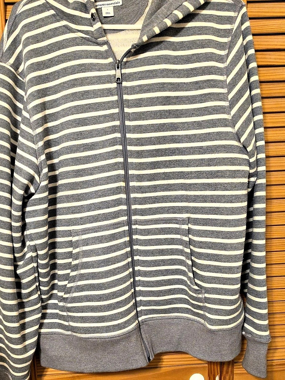 Amazon Essentials Men's Full-Zip Hooded Fleece Sweatshirt Striped Gray & White